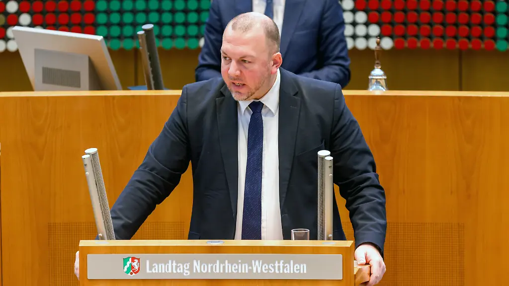 Klaus-Esser-AfD-Mitglied-des-Landtages-spricht-bei-einer-aktuellen-Stunde-zu-Staus-in-Nordrhein-Westphalen-im-Landtag