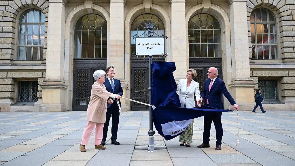 Die-Platzbezeichnung-des-Margot-Friedlaender-Platz-wird-waehrend-einer-Feierstunde-zur-Umbenennung-des-Platzes-vor-dem-Berliner-Abgeordnetenhaus-von-Stefanie-Remlinger-l-r-Buendnis-90-Die-Gruenen-Bezirksbuergermeisterin-Berlin-Mitte-Karsten-Dreinhoefer-Vorsitzender-des-Vorstandes-der-Margot-Friedlaender-Stiftung-Cornelia-Seibeld-CDU-Praesidentin-des-Abgeordnetenhauses-und-Kai-Wegner-CDU-Regierender-Buergermeister-von-Berlin-enthuellt