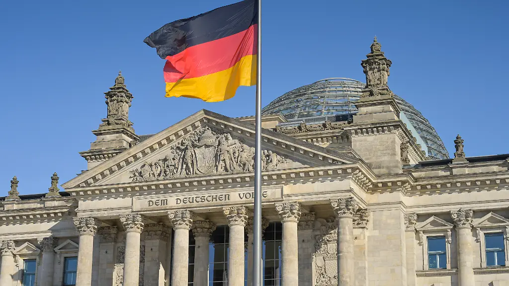 Nationalflagge-Schwarz-Rot-Gold-Reichstagsgebaeude-Inschrift-Dem-Deutschen-Volke-Mitte-Berlin-Deutschland