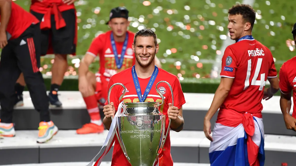 Siegerehrung-Niklas-SUELE-Suele-M-mit-Pokal-Fussball-Champions-League-Finale-Paris-St-Germain-PSG-FC-Bayern-Muenchen-M-am-23-08-2020-im-Estadio-da-Luz-in-Lissabon-Portugal