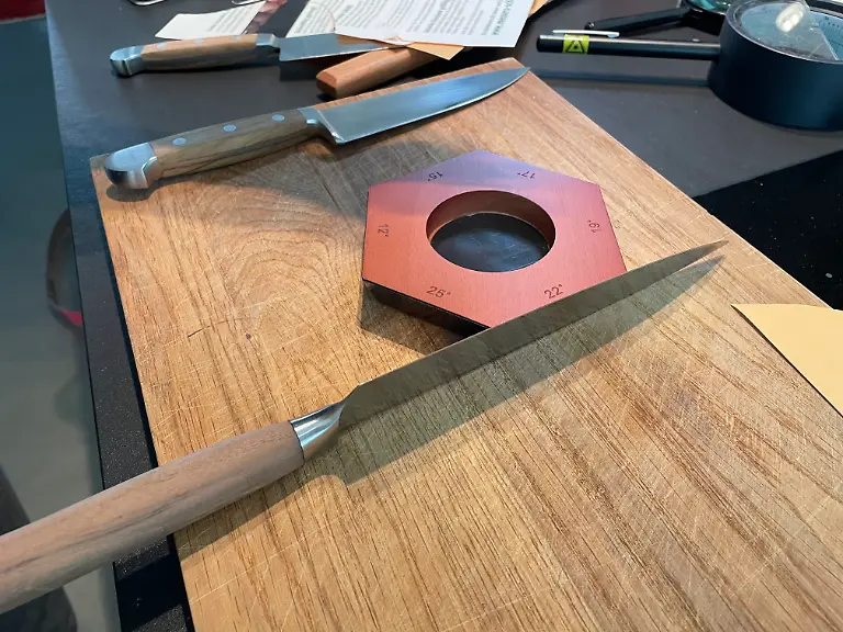 Messerschleifer Test Rollschleifer viele Winkel Messerschneide oben.jpg
