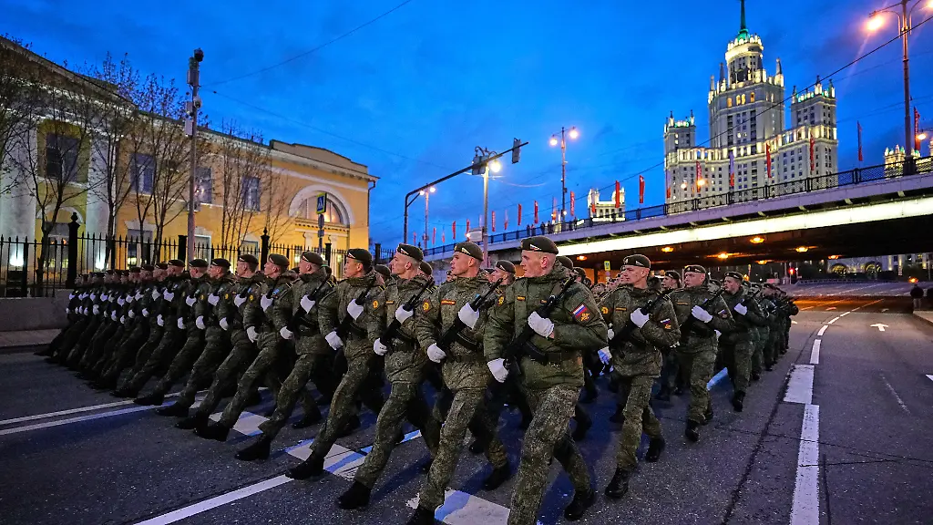Russische-Soldaten-marschieren-vor-der-Probe-der-Militaerparade-zum-Tag-des-Sieges-auf-den-Roten-Platz
