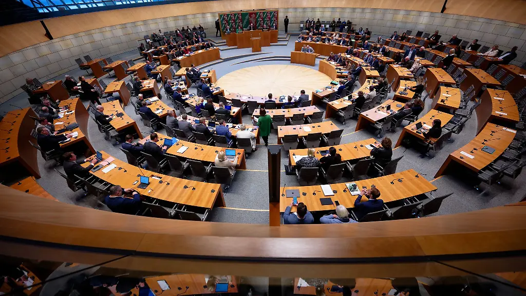 Krieg-und-Zerstoerung-beherrschen-auch-heute-das-Leben-der-Menschen-in-vielen-Laendern-der-Erde-Der-nordrhein-westfaelische-Landtag-haelt-im-Gedenken-an-Betroffene-der-Vergangenheit-und-Gegenwart-einen-Moment-inne