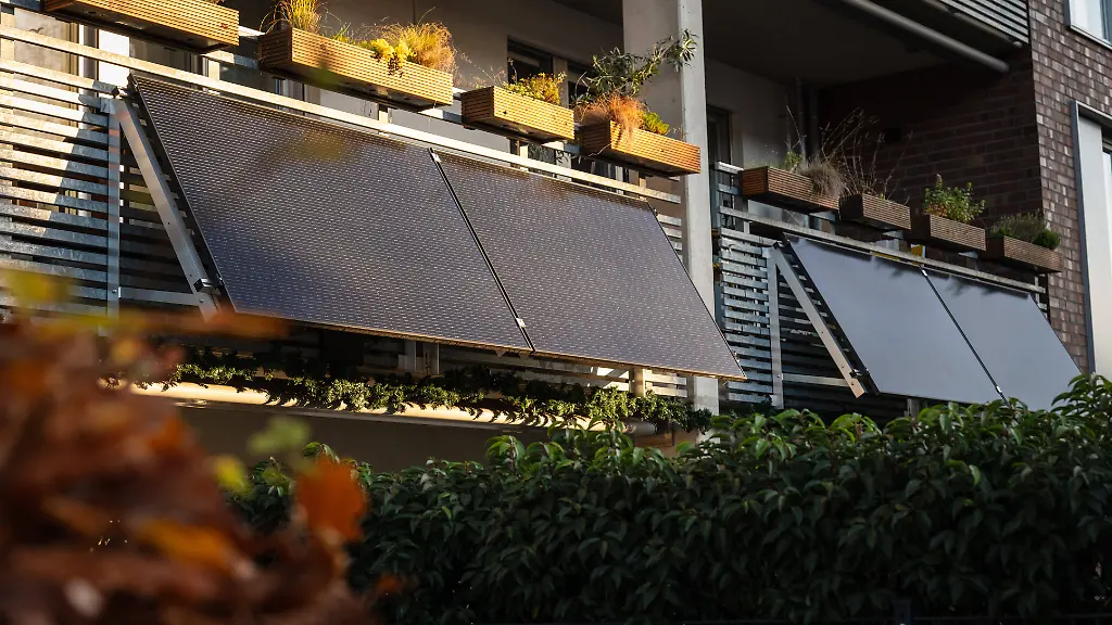 Balkonkraftwerke-zwei-Solarpanels-Imago