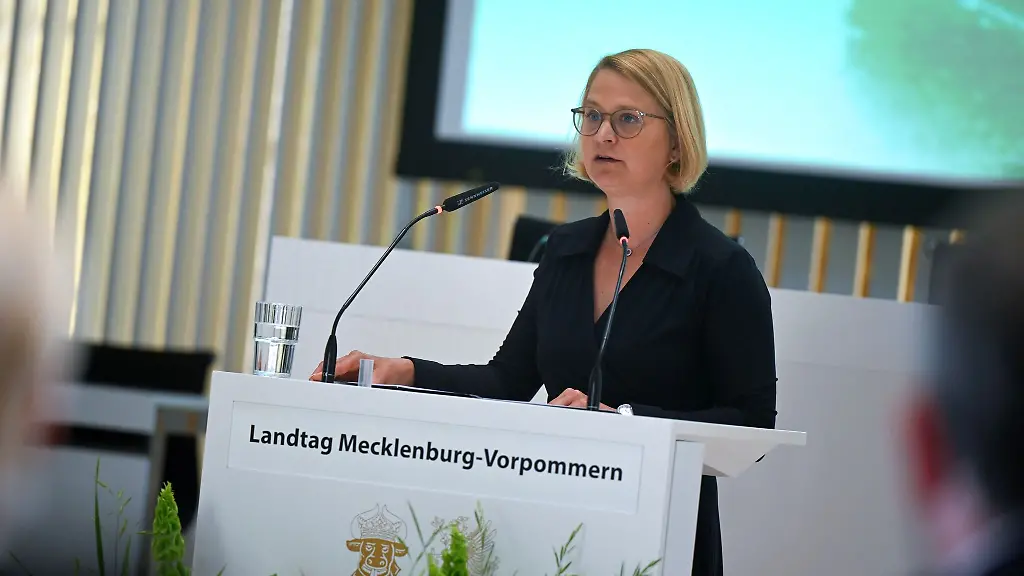Landtagspraesidentin-Birgit-Hesse-erwaehnte-in-ihrer-Rede-nicht-die-Zeit-der-sowjetischen-Besatzung-im-Osten-Deutschlands-und-die-Jahre-der-DDR