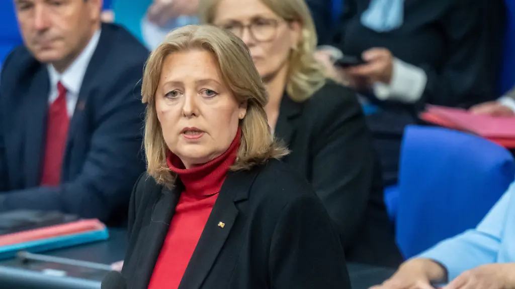 Baerbel-Bas-SPD-Bundesministerin-fuer-Arbeit-und-Soziales-spricht-in-der-Regierungsbefragung-im-Plenum-im-Bundestag