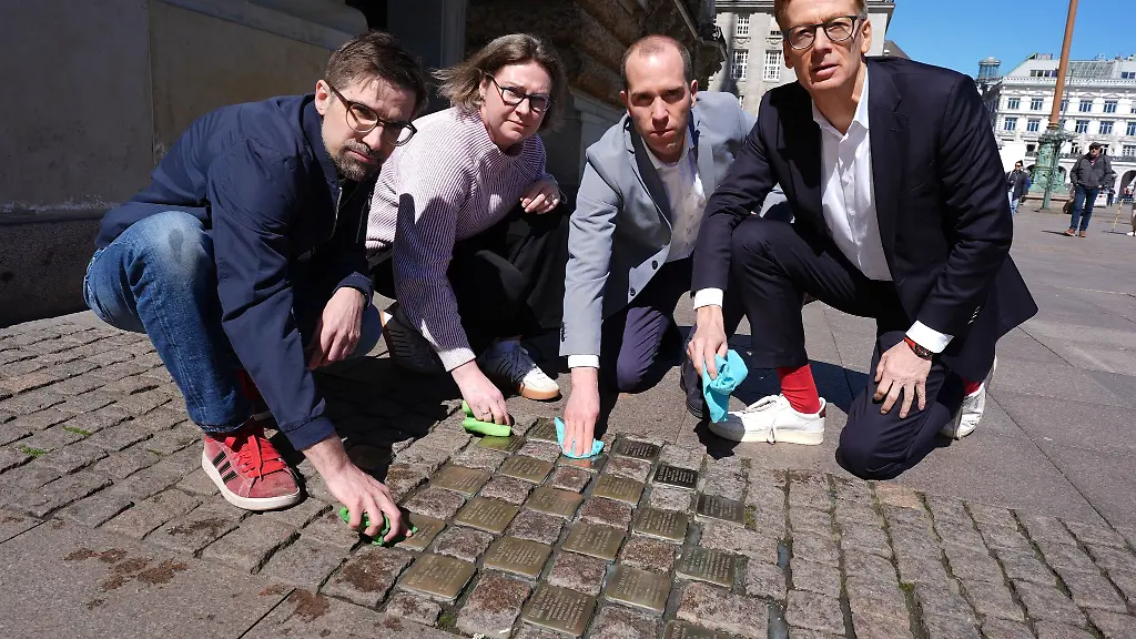 Vor-dem-Rathaus-sind-in-Erinnerung-an-die-von-den-Nationalsozialisten-ermordeten-Buergerschaftsabgeordneten-21-Stolpersteine-in-den-Boden-eingelassen