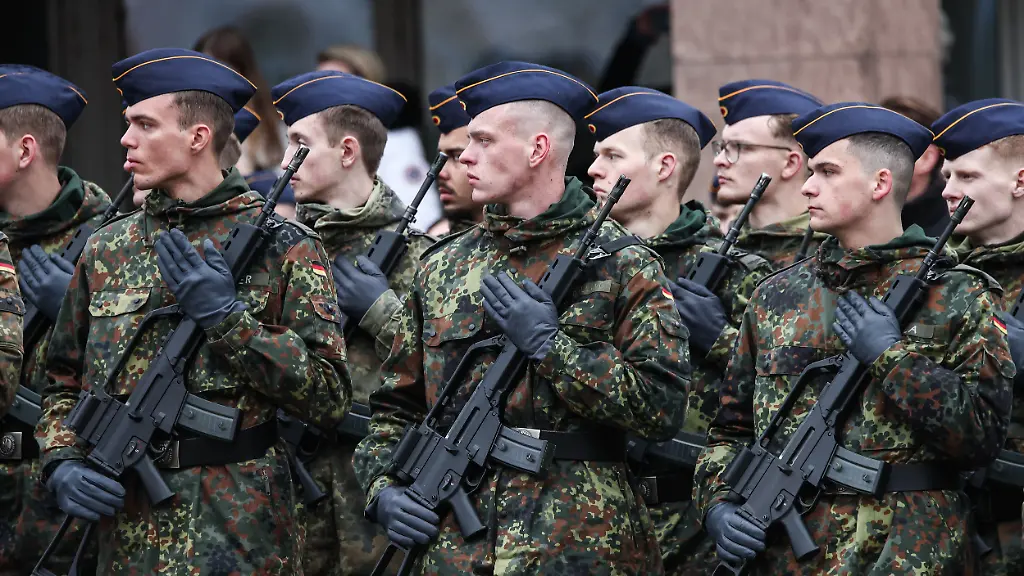 Soldaten-halten-ihre-G36-Gewehre-in-den-Haenden-waehrend-der-Veranstaltung-zum-70-Gruendungstag-der-Bundeswehr-Rund-160-Rekrutinnen-und-Rekruten-des-Luftwaffenausbildungsbataillons-aus-Roth-und-des-Heimatschutzregiments-5-aus-Hessen-mit-Sitz-in-Thueringen-legten-ihren-Diensteid-ab