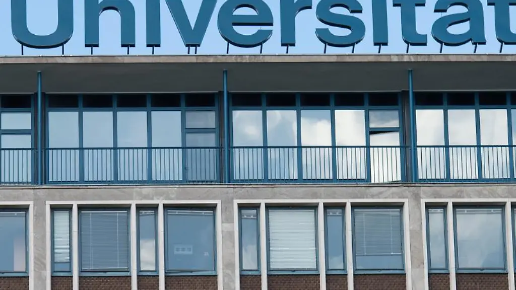 Universitaet-steht-auf-dem-Dach-eines-Gebaeude-der-Leibniz-Universitaet-zu-sehen