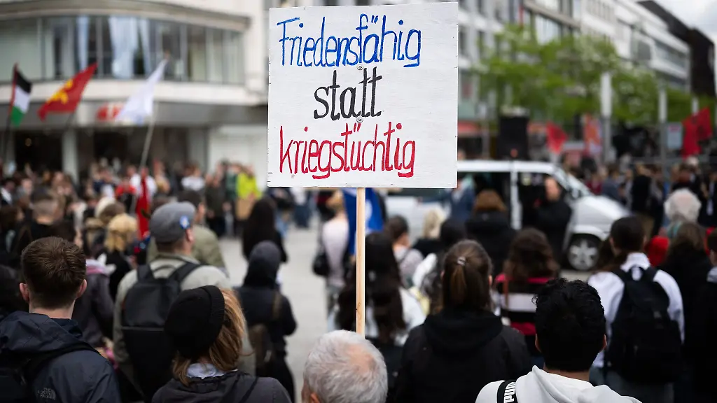 Die-bundesweiten-Proteste-fanden-am-81-Jahrestag-des-Endes-des-Zweiten-Weltkriegs-statt-In-Hannover-forderte-ein-Demonstrant-Friedensfaehigkeit-statt-Kriegstuechtigkeit