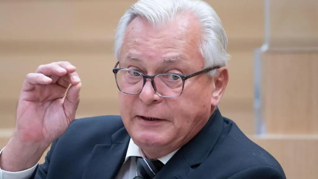 Baden-Wuerttembergs-AfD-Landtagsfraktionschef-Bernd-Goegel-spricht-im-Landtag