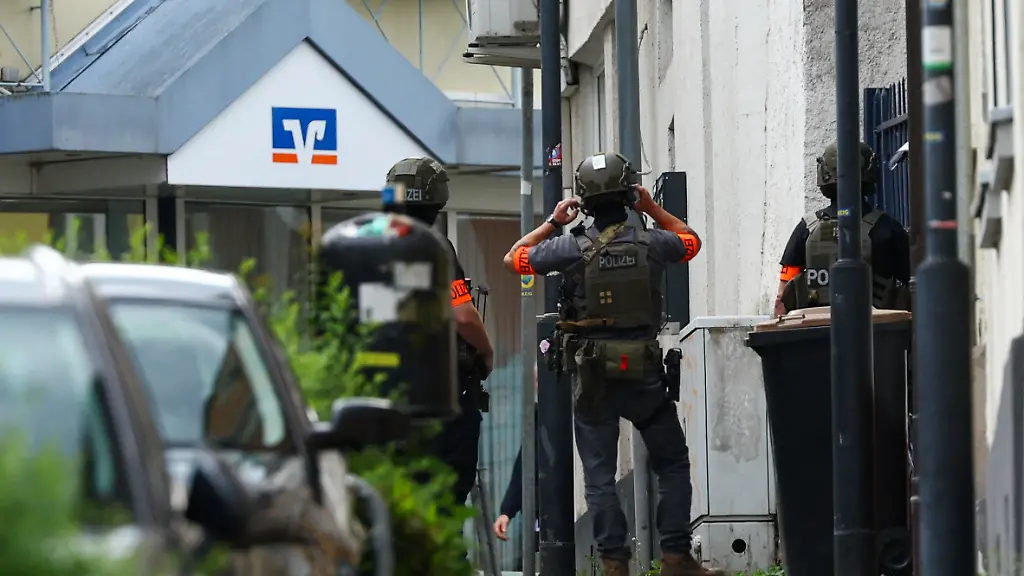 Members-of-the-German-special-police-forces-operate-in-front-of-a-savings-bank-branch-amid-response-to-a-hostage-taking-situation-in-the-western-town-of-Sinzig-near-Bonn-in-the-state-of-Rhineland-Palatinate-Germany-May-8-2026