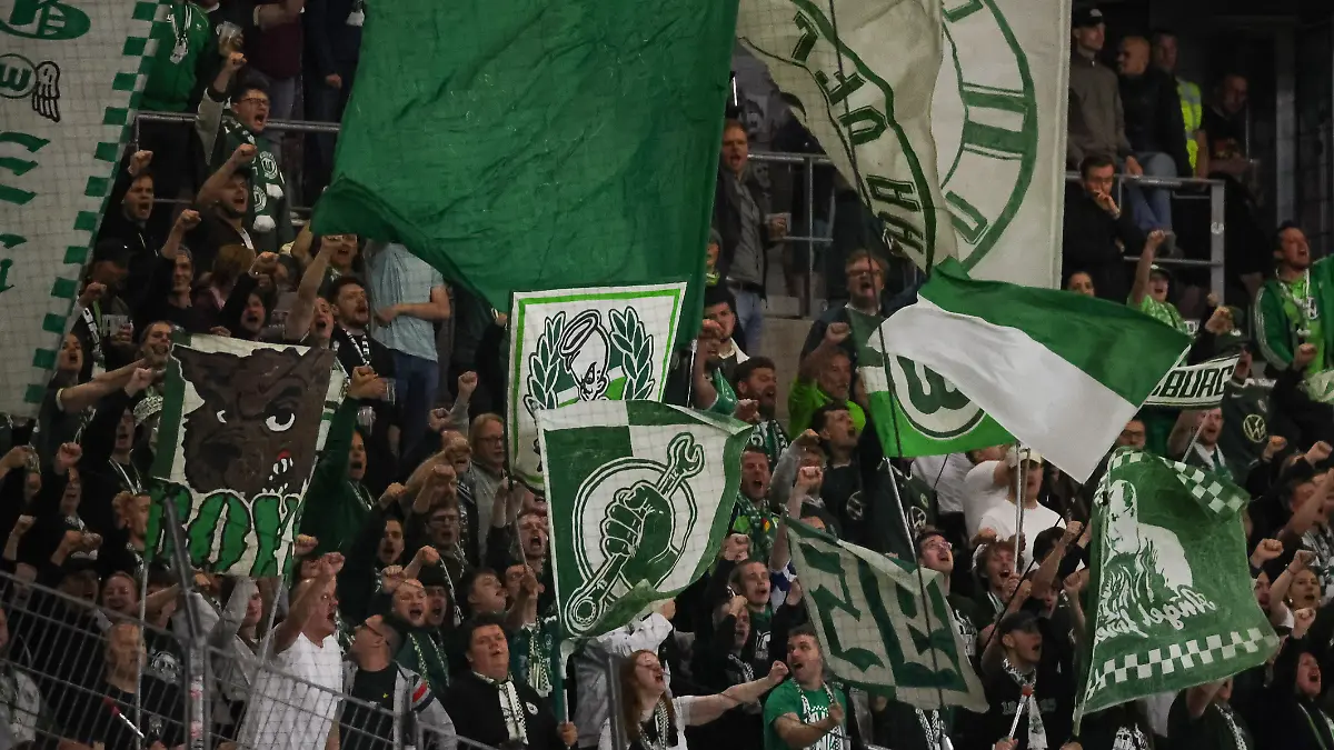 Freiburg-Deutschland-03-Mai-2026-1-BL-2025-2026-Sp-32-Freiburg-gegen-Wolfsburg-Im-Bild-Fans-supporters-vom-Wolfsburg-unterstuetzen-ihre-Mannschaft-im-Fanblock-DFL-regulations-prohibit-any-use-of-photographs-as-image-sequences-and-or-quasi-video