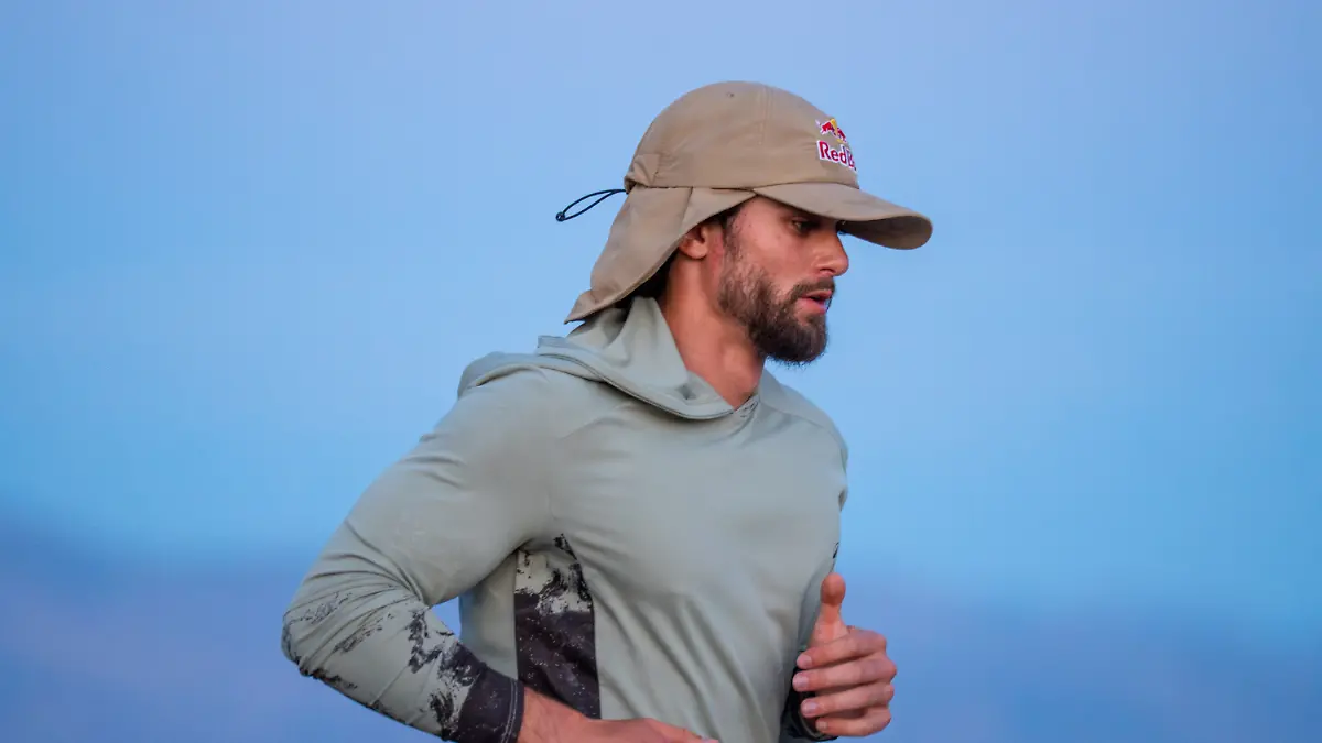HANDOUT-07-05-2026-USA-Dieses-von-Red-Bull-zur-Verfuegung-gestellte-Foto-zeigt-Arda-Saatci-bei-seinem-Lauf-Der-Berliner-Saatci-will-600-Kilometer-in-96-Stunden-laufen-Foto-Cameron-Moon-Red-Bull-Content-Pool-dpa-ACHTUNG-Nur-zur-einmaligen-redaktionellen-Verwendung-im-Zusammenhang-mit-der-aktuellen-Berichterstattung-und-nur-mit-vollstaendiger-Nennung-des-vorstehenden-Credits-Das-Foto-darf-nicht-veraendert-werden