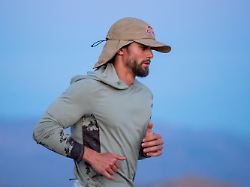 Lauf-Influencer Arda Saatci: Wer ist der Mann, der 600 km durch die Höllenhitze läuft?