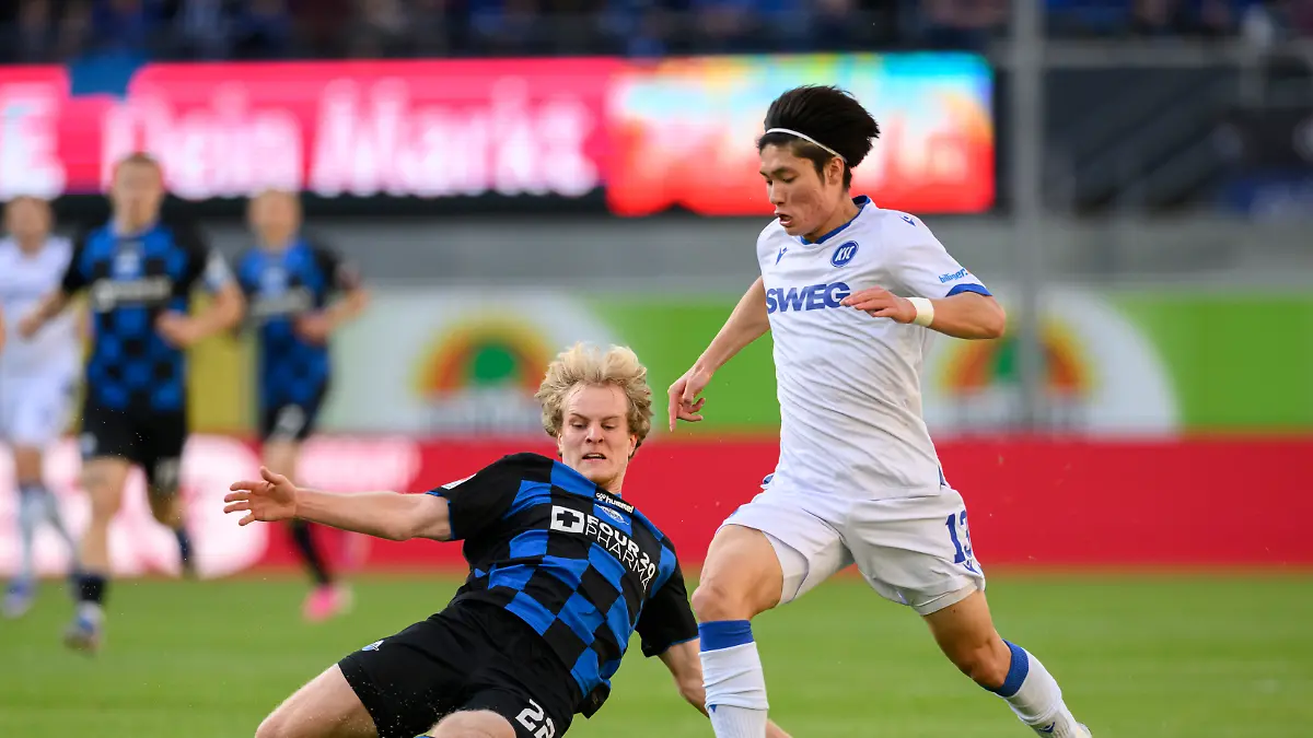 Fussball-Maenner-2-Bundesliga-SC-Paderborn-07-Karlsruher-SC-33-Spieltag-Home-Deluxe-Arena-l-r-Mattes-Hansen-SC-Paderborn-07-Shio-Fukuda-Karlsruher-SC-kaempfen-um-den-Ball