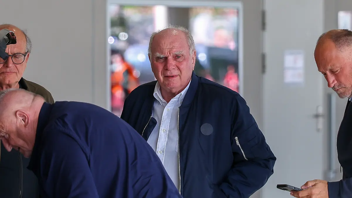 Aufsichtsratsmitglied-und-Ehrenpraesident-Uli-Hoeness-FC-Bayern-Muenchen-FC-Bayern-Muenchen-vs-Paris-Saint-Germain-Fussball-UEFA-Champions-League-Halbfinale-Rueckspiel-06-05
