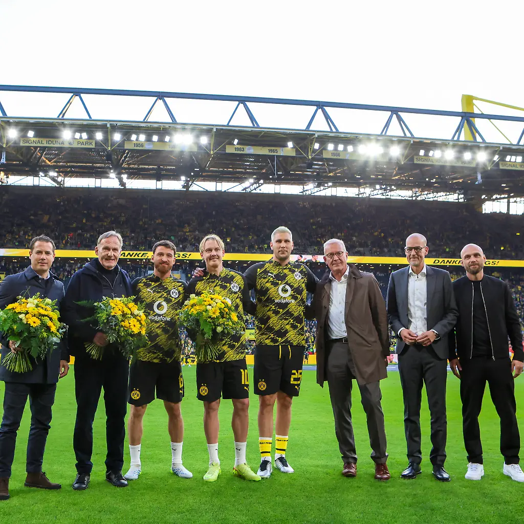 Dortmund-Deutschland-08-Mai-2026-33-Spieltag-1-Bundesliga-Bundesliga-Borussia-Dortmund-vs-Eintracht-Frankfurt-Im-Bild-v-li-der-Dritte-Salih-Oezcan-Oezcan-Borussia-Dortmund-Julian-Brandt-Borussia-Dortmund-und-Niklas-Suele-Borussia-Dortmund-bei-ihrer-Verabschiedung-mit-v-li-aussen-Borussia-Dortmund-Geschaeftsfuehrer-Sport-Lars-Ricken-Borussia-Dortmund-Borussia-Dortmund-Praesident-Hans-Joachim-Watzek-Borussia-Dortmund-Borussia-Dortmund-Geschaeftsfuehrer-Carsten-Cramer-Borussia-Dortmund-der-Zweite-von-rechts-und-Borussia-Dortmund-Sportdirektor-Ole-Book-Borussia-Dortmund-DFL-regulations-prohibit-any-use-of-photographs-as-image-sequences-and-or-quasi-video