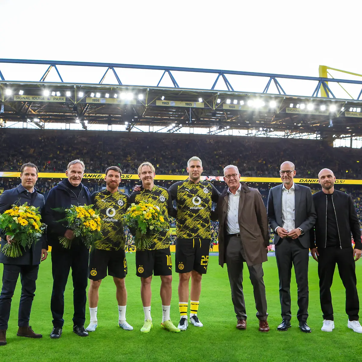 Dortmund-Deutschland-08-Mai-2026-33-Spieltag-1-Bundesliga-Bundesliga-Borussia-Dortmund-vs-Eintracht-Frankfurt-Im-Bild-v-li-der-Dritte-Salih-Oezcan-Oezcan-Borussia-Dortmund-Julian-Brandt-Borussia-Dortmund-und-Niklas-Suele-Borussia-Dortmund-bei-ihrer-Verabschiedung-mit-v-li-aussen-Borussia-Dortmund-Geschaeftsfuehrer-Sport-Lars-Ricken-Borussia-Dortmund-Borussia-Dortmund-Praesident-Hans-Joachim-Watzek-Borussia-Dortmund-Borussia-Dortmund-Geschaeftsfuehrer-Carsten-Cramer-Borussia-Dortmund-der-Zweite-von-rechts-und-Borussia-Dortmund-Sportdirektor-Ole-Book-Borussia-Dortmund-DFL-regulations-prohibit-any-use-of-photographs-as-image-sequences-and-or-quasi-video