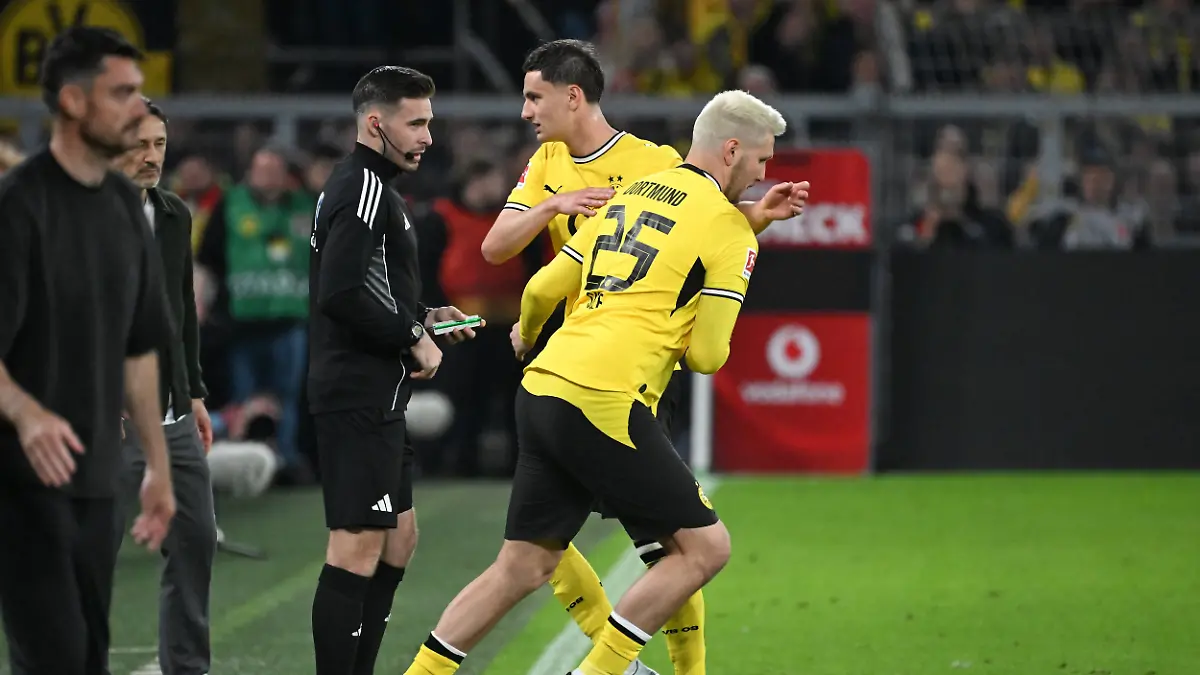 08-05-2026-xjhx-Fussball-1-Bundesliga-Borussia-Dortmund-Eintracht-Frankfurt-v-l-Einwechslung-von-Niklas-Suele-Borussia-Dortmund-300
