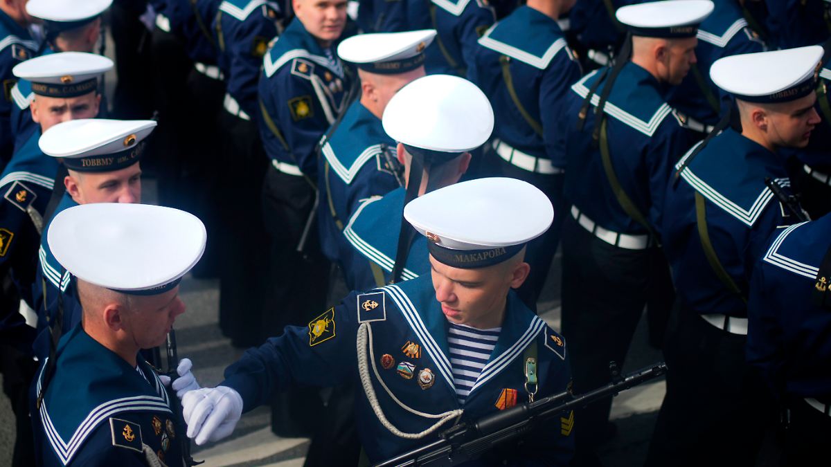 Washington erzwingt DealPutin feiert Siegesparade im Schutz von Trumps Waffenruhe