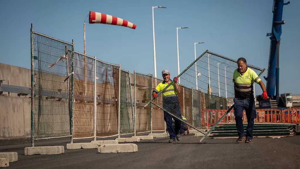 Global-media-gather-at-Tenerife-port-over-suspected-hantavirus-case-arrival-TENERIFE-CANARY-ISLANDS-SPAIN-MAY-08-Port-workers-in-Granadilla-set-up-a-security-perimeter-fence-ahead-of-the-arrival-of-a-ship-HV-Hondius-carrying-potential-hantavirus-cases-in-Tenerife-Canary-Islands-on-May-08-2026-Journalists-and-media-crews-closely-monitor-the-situation-from-the-harbor-The-event-has-drawn-international-attention-and-heightened-safety-measures-Andres-Gutierrez-Anadolu-Tenerife-Spain-Editorial-use-only-Please-get-in-touch-for-any-other-usage