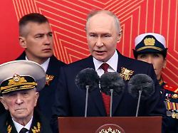 Bild: Parade ohne Panzer: Putin verspricht Sieg im Ukraine-Krieg