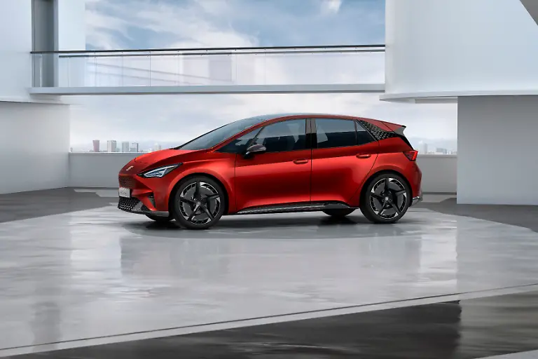 SEAT-el-Born-plugged-into-electric-mobility-04-HQ
