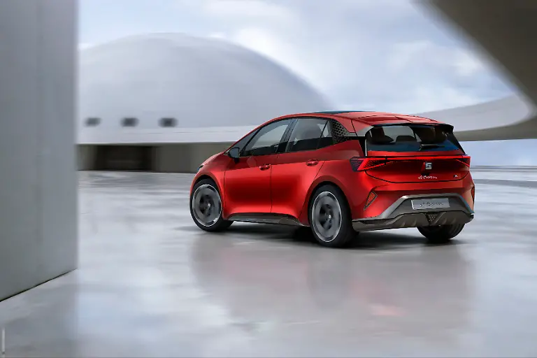 SEAT-el-Born-plugged-into-electric-mobility-08-HQ