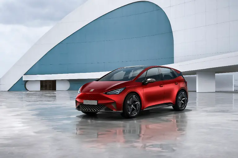 SEAT-el-Born-plugged-into-electric-mobility-02-HQ