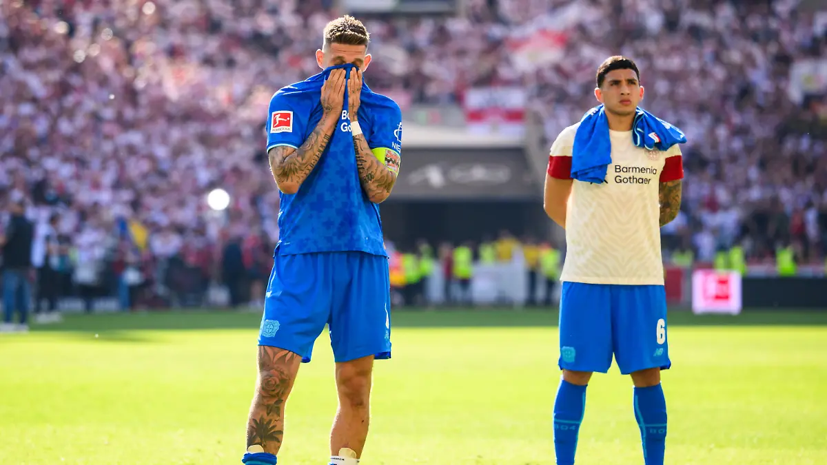09-05-2026-Baden-Wuerttemberg-Stuttgart-Fussball-Maenner-Bundesliga-VfB-Stuttgart-Bayer-04-Leverkusen-33-Spieltag-MHPArena-Robert-Andrich-Bayer-Leverkusen-reagiert-nach-dem-Spiel-unzufrieden-neben-Leverkusens-Ezequiel-Fernandez-Das-Spiel-endete-3-1-Foto-Tom-Weller-dpa-WICHTIGER-HINWEIS-Gemaess-den-Vorgaben-der-DFL-Deutsche-Fussball-Liga-bzw-des-DFB-Deutscher-Fussball-Bund-ist-es-untersagt-in-dem-Stadion-und-oder-vom-Spiel-angefertigte-Fotoaufnahmen-in-Form-von-Sequenzbildern-und-oder-videoaehnlichen-Fotostrecken-zu-verwerten-bzw-verwerten-zu-lassen