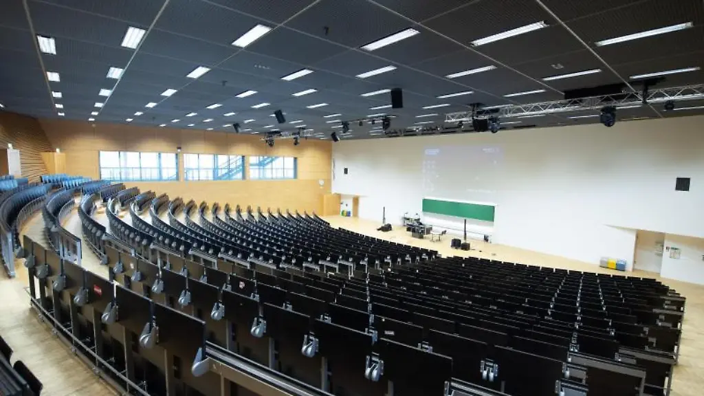 Ein-leerer-Hoersaal-im-Hoersaalzentrum-der-Technischen-Universitaet-Dresden