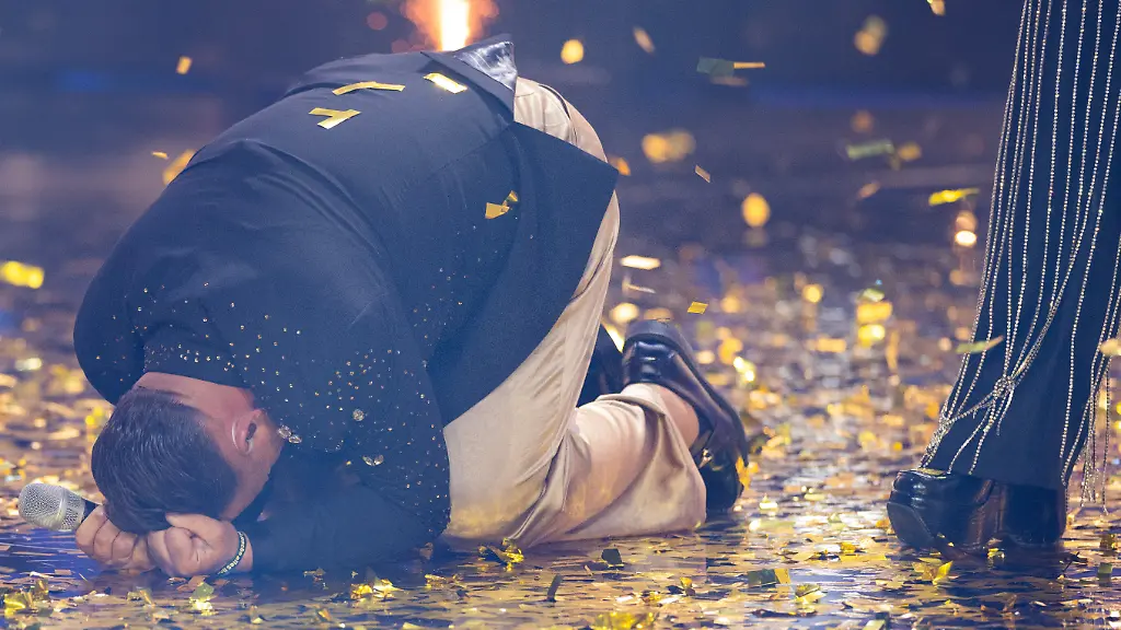 Menowin-Froehlich-celebra-en-la-final-del-show-de-casting-RTL-Alemania-busca-a-la-superestrella-DSDS-en-el-escenario-del-Coloneum-Él-es-la-nueva-superestrella