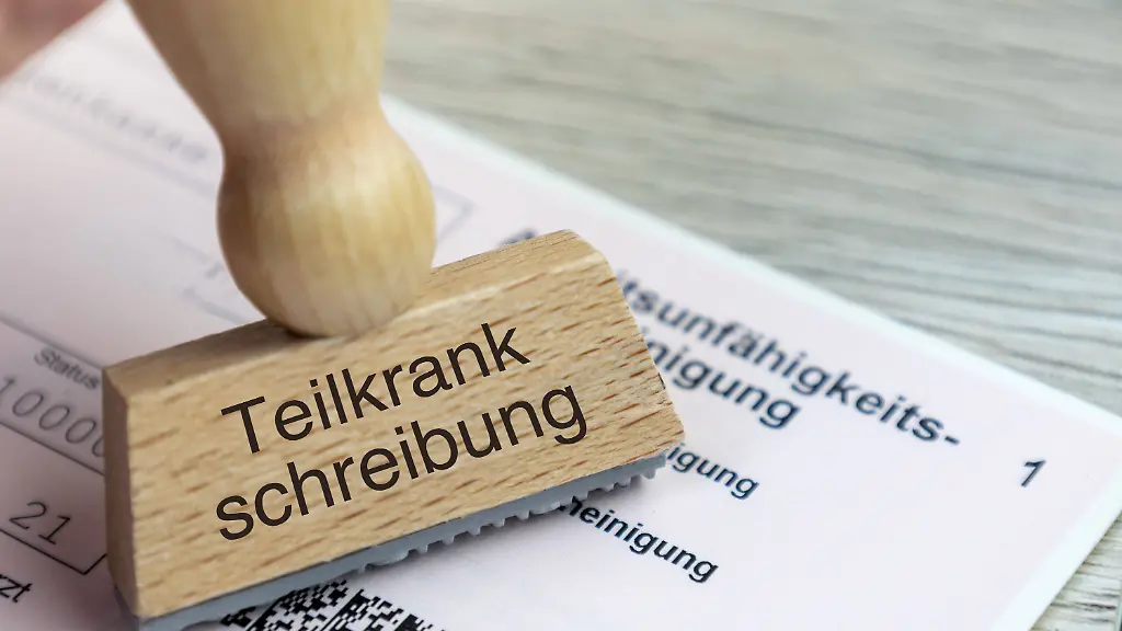 Fotomontage-Nahaufnahme-einer-Arbeitsunfaehigkeitsbescheinigung-mit-Stempel-TEILKRANKSCHREIBUNG-Photomontage-close-up-of-a-certificate-of-incapacity-for-work-with-stamp-TEILKRANKSCHREIBUNG-Copyright-xUdoxHerrmannx