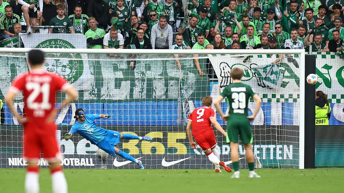 Soccer-Football-Bundesliga-VfL-Wolfsburg-v-Bayern-Munich-Volkswagen-Arena-Wolfsburg-Germany-May-9-2026-Bayern-Munich-s-Harry-Kane-misses-a-penalty-kick-REUTERS-Lisi-Niesner-DFL-REGULATIONS-PROHIBIT-ANY-USE-OF-PHOTOGRAPHS-AS-IMAGE-SEQUENCES-AND-OR-QUASI-VIDEO