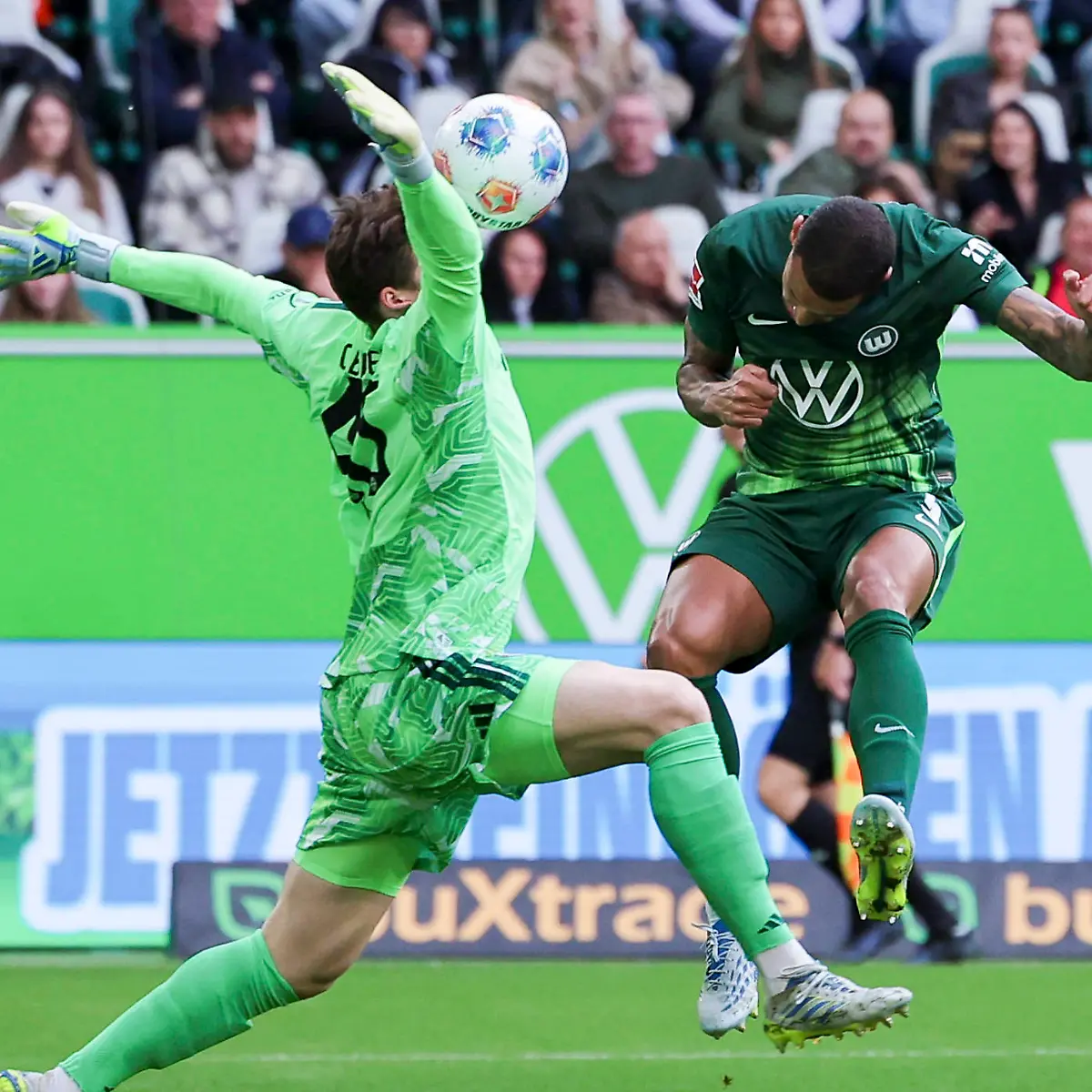 Torhueter-Jonas-Urbig-FC-Bayern-Muenchen-und-Vini-Souza-VfL-Wolfsburg-kaempfen-um-den-Ball-Bundesliga-VfL-Wolfsburg-v-FC-Bayern-Muenchen-Volkswagen-Arena-am-09-May-2026-in-Wolfsburg-Deutschland-Foto-von-Marco-Steinbrenner-DeFodi-Images-Torhueter-Jonas-Urbig-FC-Bayern-Muenchen-und-Vini-Souza-VfL-Wolfsburg-battle-for-the-ball-Bundesliga-VfL-Wolfsburg-v-FC-Bayern-Muenchen-Volkswagen-Arena-May-9-2026-in-Wolfsburg-Germany-Photo-by-Marco-Steinbrenner-DeFodi-Images-DFL-regulations-prohibit-any-use-of-photographs-as-image-sequences-and-or-quasi-video