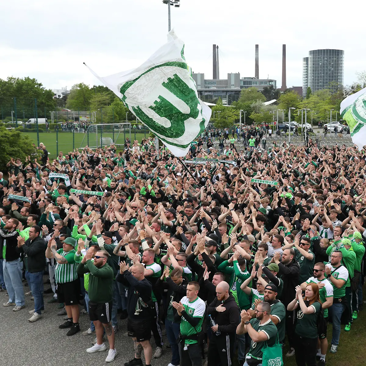 VfL-vs-Bayern-1-BL-Wolfsburg-09-05-2026-Fussball-Herren-Saison-2025-2026-1-BL-VfL-Wolfsburg-vs-FC-Bayern-Muenchen-VFL-Wolfsburg-Fanmarsch-vor-dem-Spiel