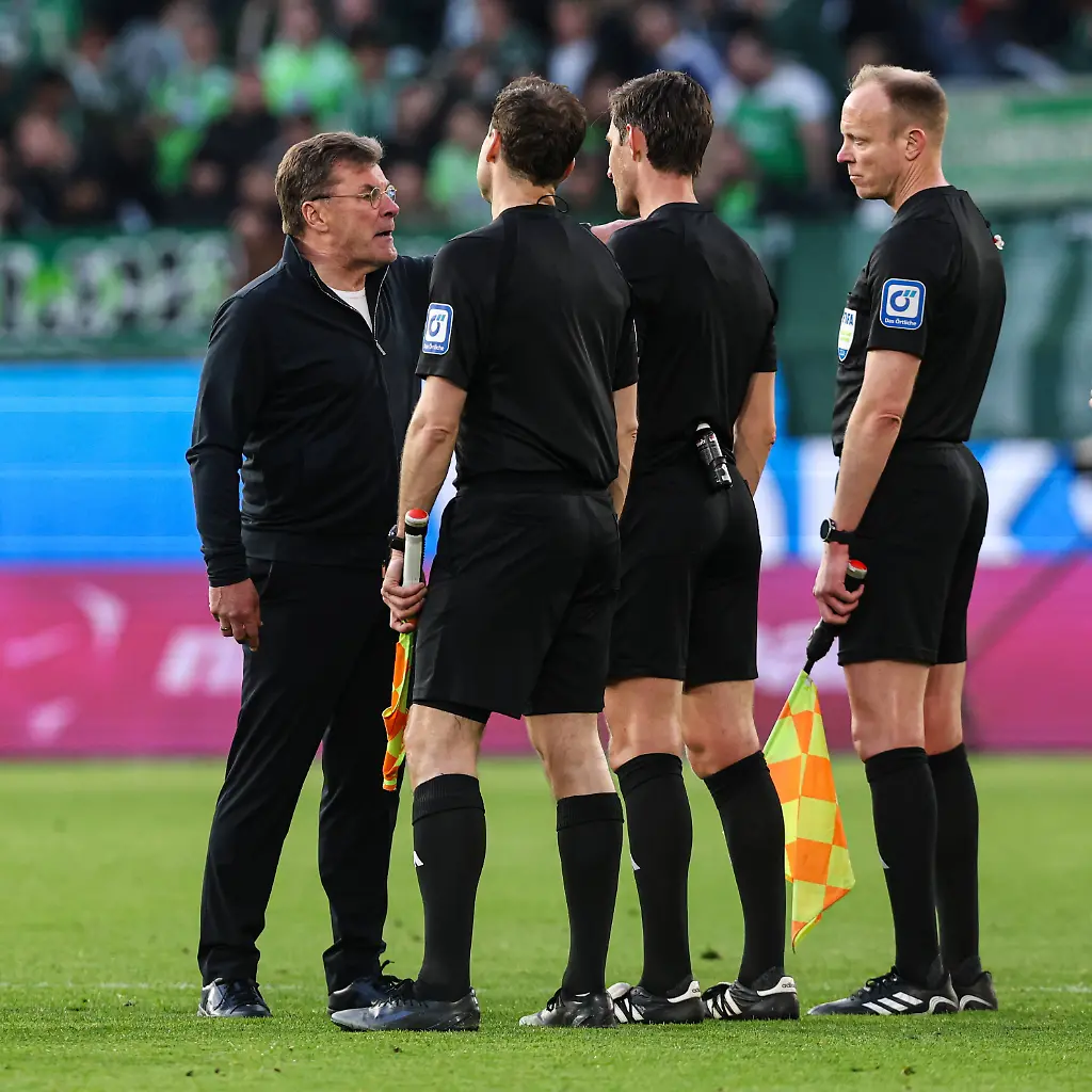 Trainer-Dieter-Hecking-VfL-Wolfsburg-spricht-nach-dem-Spiel-mit-Referee-Matthias-Joellenbeck-1-Fussball-Bundesliga-Saison-2025-2026-Punktspiel-VfL-Wolfsburg-vs-FC-Bayern-Muenchen-in-der-Volkswagen-Arena-in-Wolfsburg-Fussball-Deutschland-Mann-Maenner-09-05