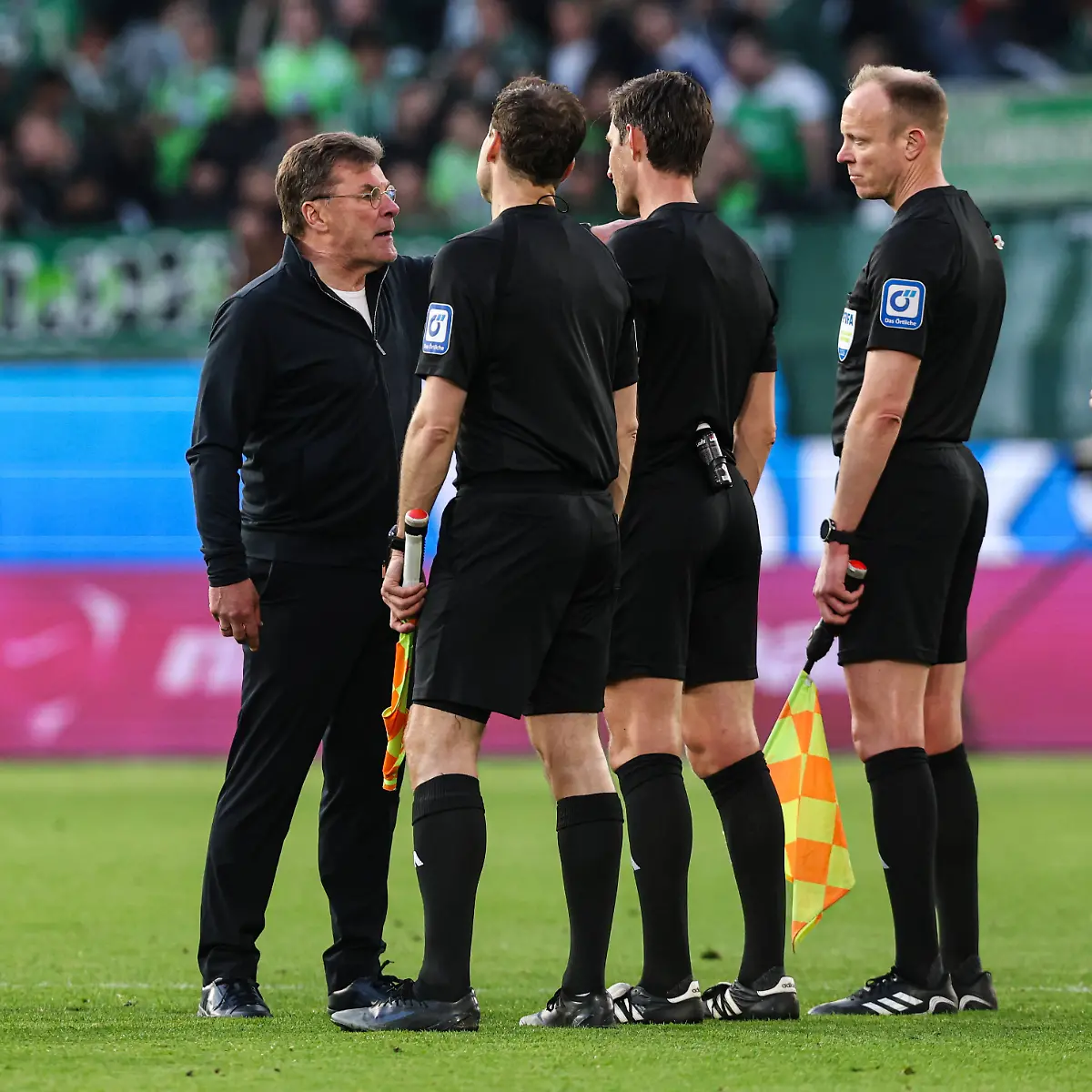 Trainer-Dieter-Hecking-VfL-Wolfsburg-spricht-nach-dem-Spiel-mit-Referee-Matthias-Joellenbeck-1-Fussball-Bundesliga-Saison-2025-2026-Punktspiel-VfL-Wolfsburg-vs-FC-Bayern-Muenchen-in-der-Volkswagen-Arena-in-Wolfsburg-Fussball-Deutschland-Mann-Maenner-09-05