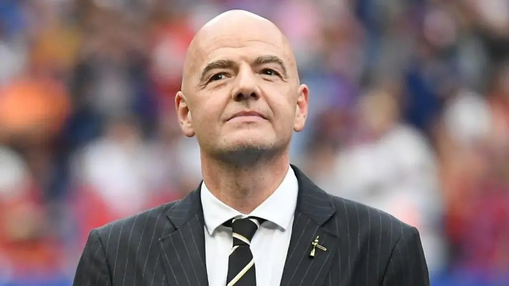 Gianni-Infantino-steht-in-einem-Stadion