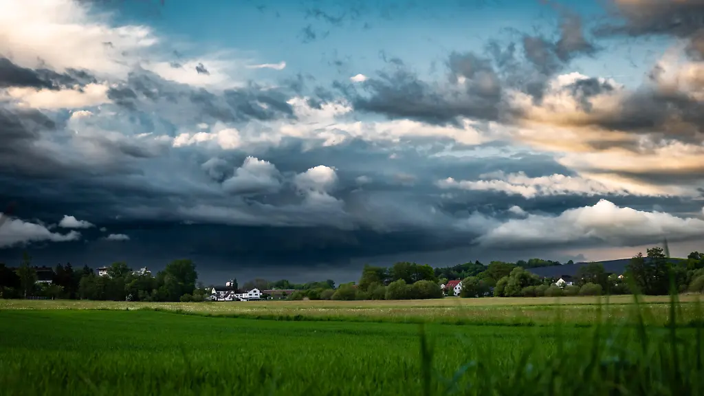 Am-Horizont-aufziehendes-Gewitter-in-den-Abendstunden-im-Landkreis-Pfaffenhofen-in-Bayern