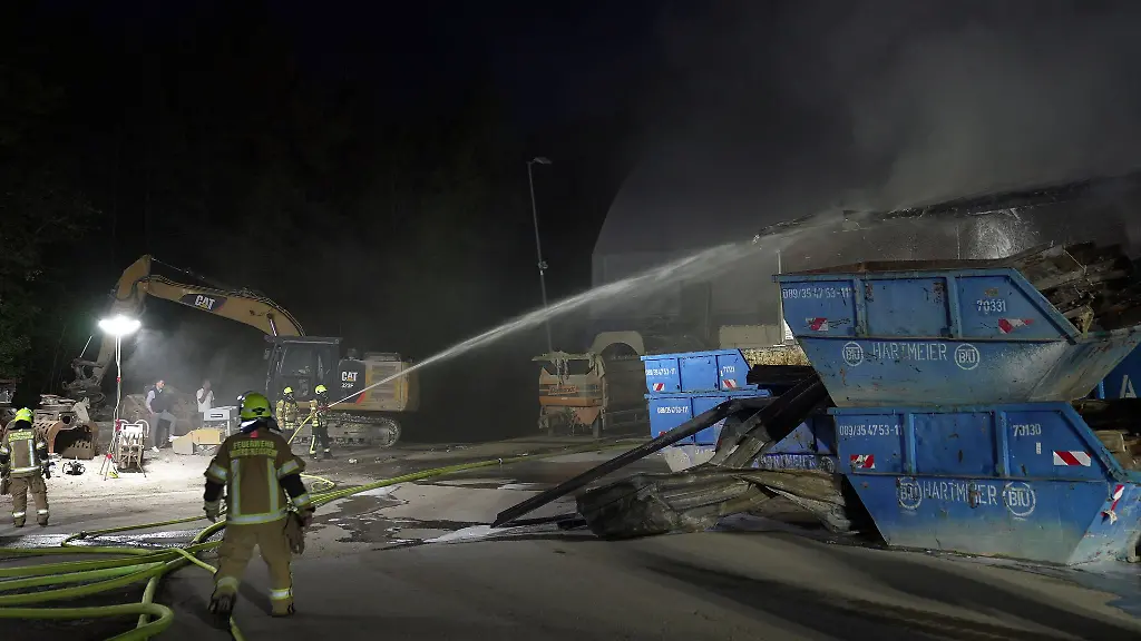 Das-Feuer-auf-dem-Industriegelaende-loeste-einen-Grosseinsatz-der-Feuerwehr-aus