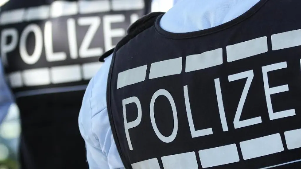 In-Westen-gekleidete-Polizisten