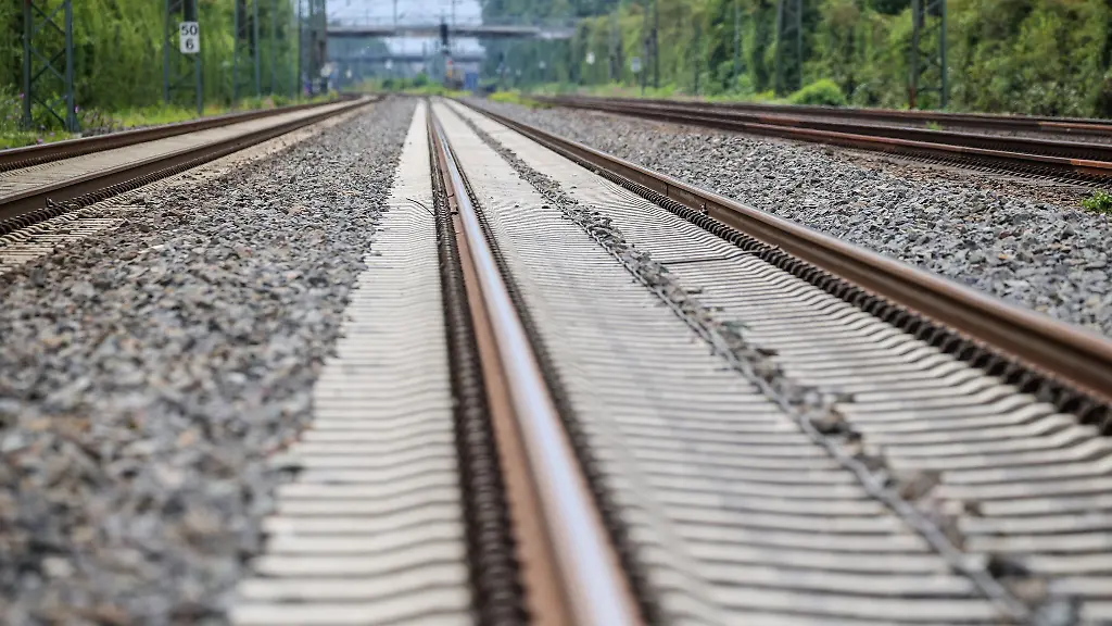Ein-Jogger-ist-zwischen-Dortmund-und-Bochum-ueber-die-Bahngleise-gelaufen