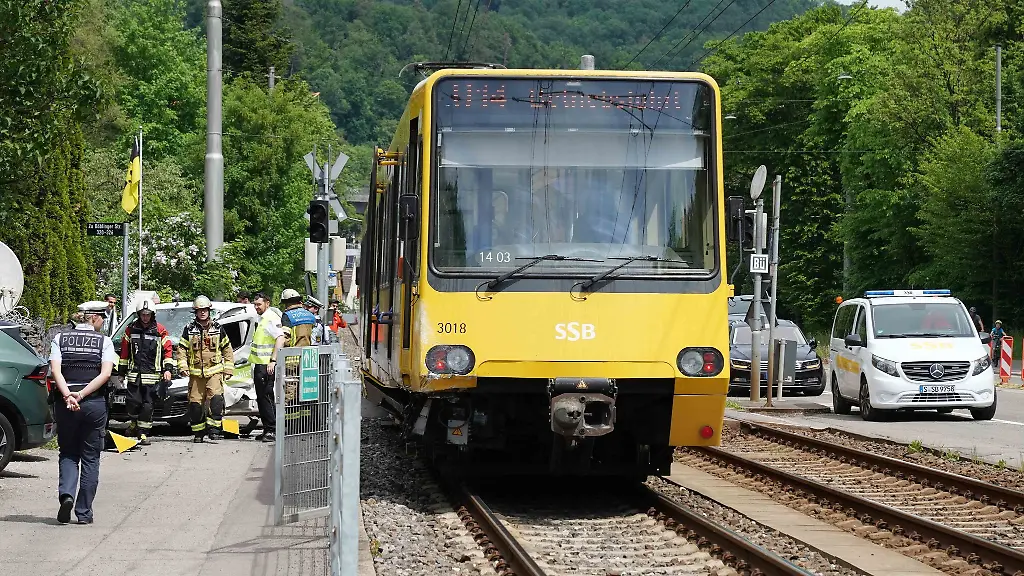 Die-Stadtbahn-steht-am-Unfallort-Im-Hintergrund-laeuft-der-Einsatz