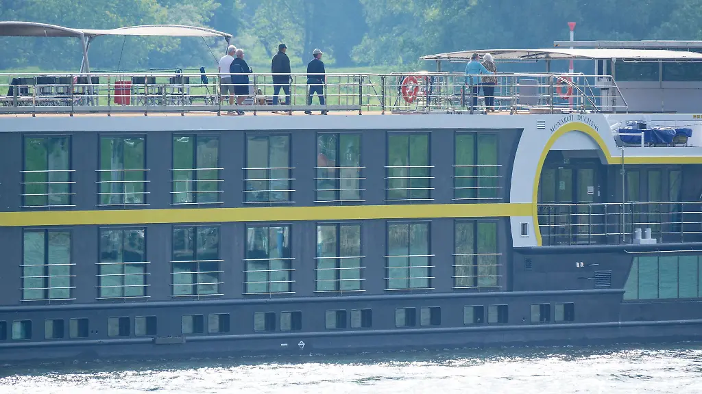 Viele-Menschen-nutzten-das-Wetter-am-Sonntag-zu-einem-Schiffsausflug-auf-dem-Rhein