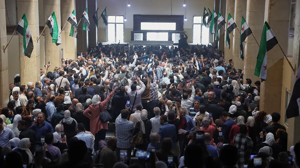 Menschen-versammeln-sich-in-der-Halle-des-Justizpalastes-am-der-ersten-Prozesstag-gegen-Atef-Najib-den-ehemaligen-Leiter-der-Abteilung-fuer-politische-Sicherheit-in-der-Region-Daraa-waehrend-der-Herrschaft-von-Bashar-Assad