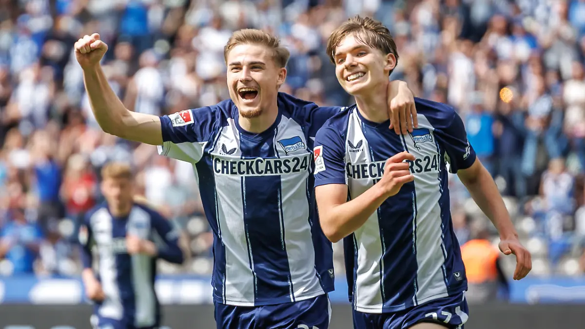 Fussball-Maenner-2-Bundesliga-Hertha-BSC-SpVgg-Greuther-Fuerth-33-Spieltag-Olympiastadion-Nach-seinem-Treffer-zum-1-0-freut-sich-Kennet-Eichhorn-r-Hertha-BSC-mit-Niklas-Kolbe-Hertha-BSC