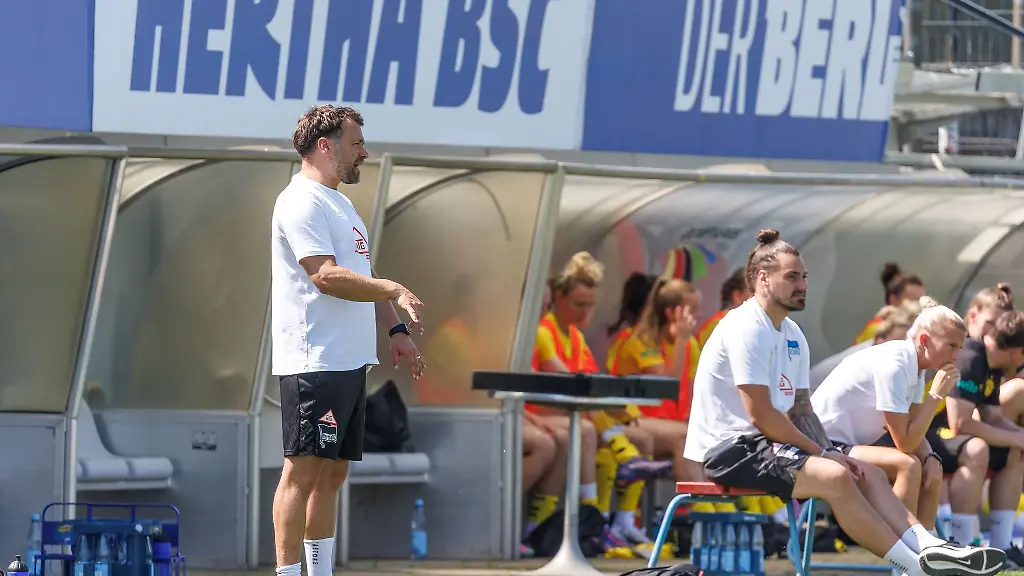 Die-Auswahl-von-Hertha-Coach-Kurbjuweit-spielte-im-Olympiastadion-gegen-Erfurt