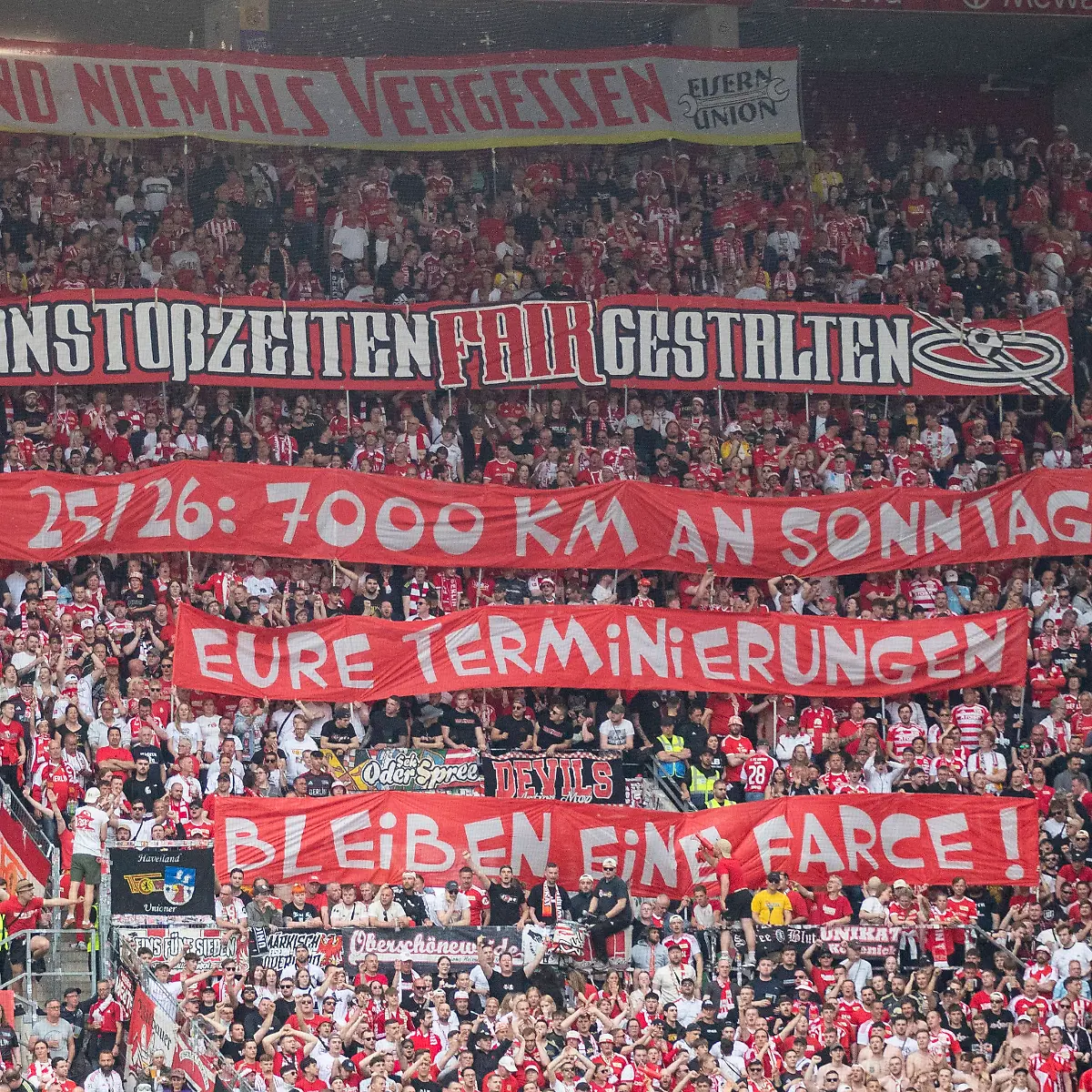 GER-Mainz-Fussball-DFL-Bundesliga-33-Spieltag-1-FSV-Mainz-05-vs-1-FC-Union-Berlin-im-Bild-v-l-Gaesteblock-mit-Protest-auf-Spruchbanner-gegen-Anstosszeiten-am-Sonntagabend-und-weite-Anreisen-Fans-werfen-Tennisbaelle-auf-das-Spielfeld-10-05